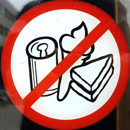 Организаторам нельзя. Знак есть запрещено. Запрещающие знаки для людей. Знак еда запрещена. Кушать запрещено знак.