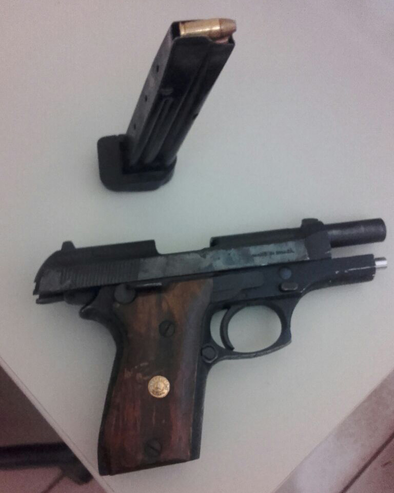 mulheres flagradas com pistola 765 permanecem presas