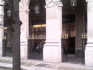 Galerie commerçante entourant le jardin.Palais Royal Palais Royal Comédie Française Galerie commerçante entourant le jardin.