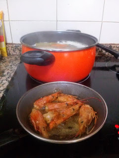 Crema fría de aguacate y lechuga con caldo  blanco y gambones