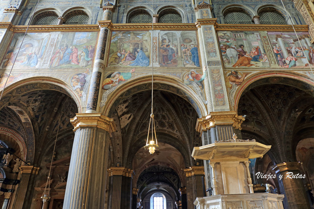 Interior de la catedral de Cremona, Italia