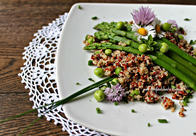 insalata di quinoa con piselli, asparagi e tonno