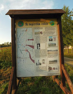 Tablica informacyjna na początku ścieżki historyczno-krajobrazowej „Na węgierskim trakcie”. 