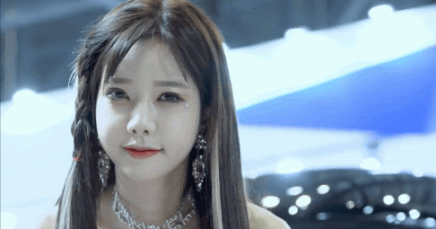 GGULBEST.COM GIF FACTORY: Racing model Han Minyoung cleavage .gif