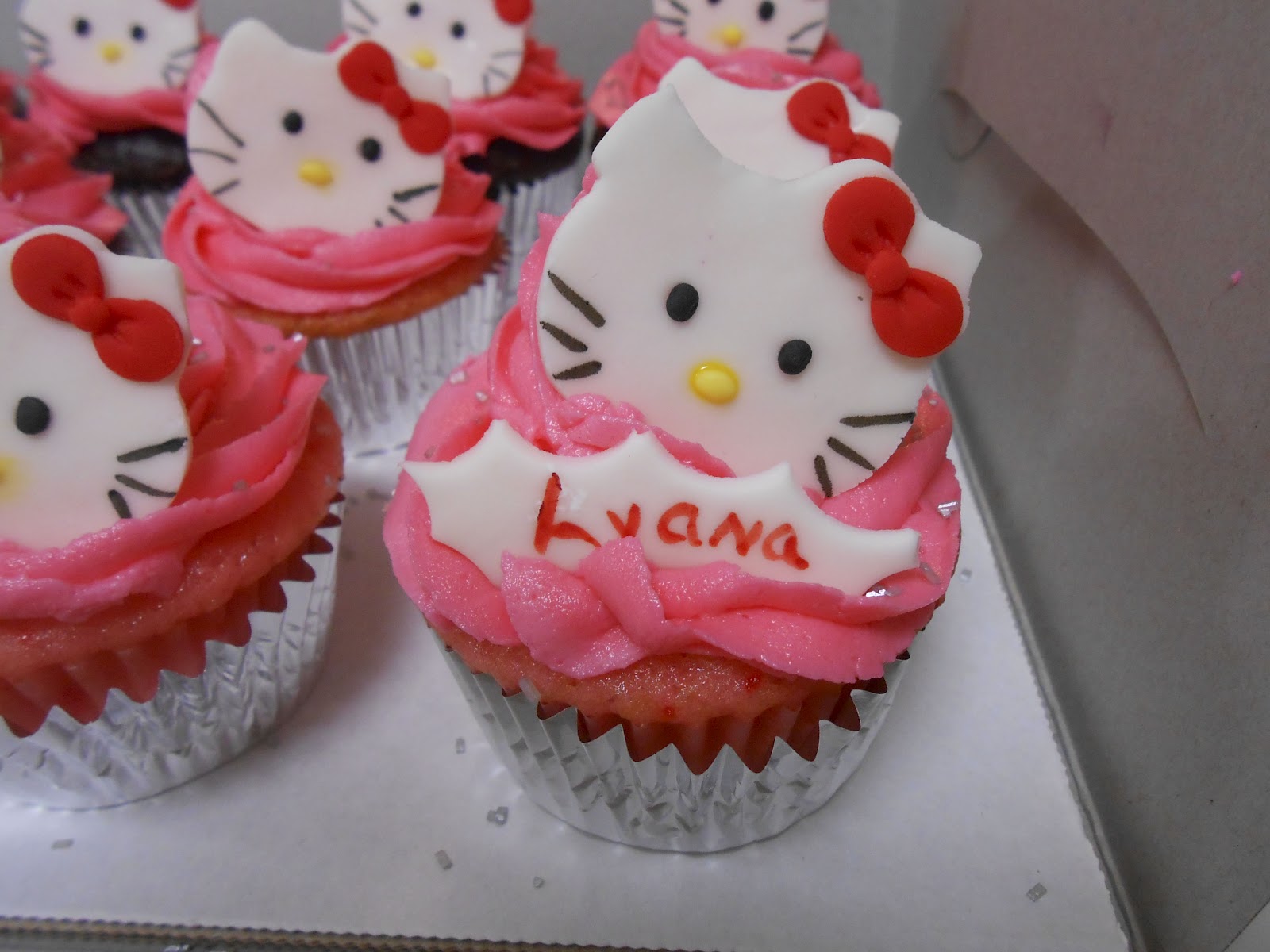 Michelle's Cakes: Hello Kitty cupcakes