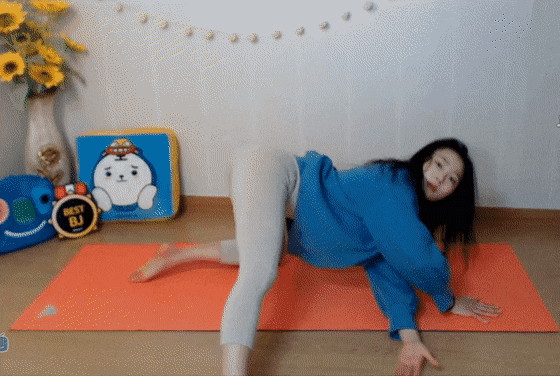 레깅스 입고 요가자세 알려주는 말복이언니- 디쁠