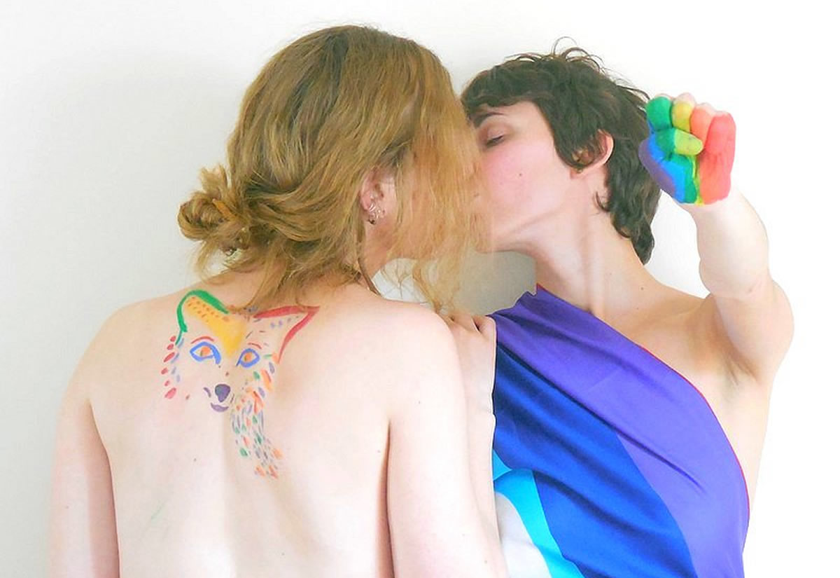 Pessoas estão publicando fotos de beijos contra à homofobia na Rússia Pessoas estão publicando fotos de beijos contra à homofobia na Rússia