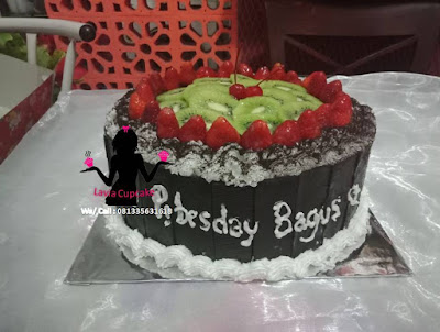 Black forest topping strawberry dan buah kiwi Black forest topping strawberry dan buah kiwi