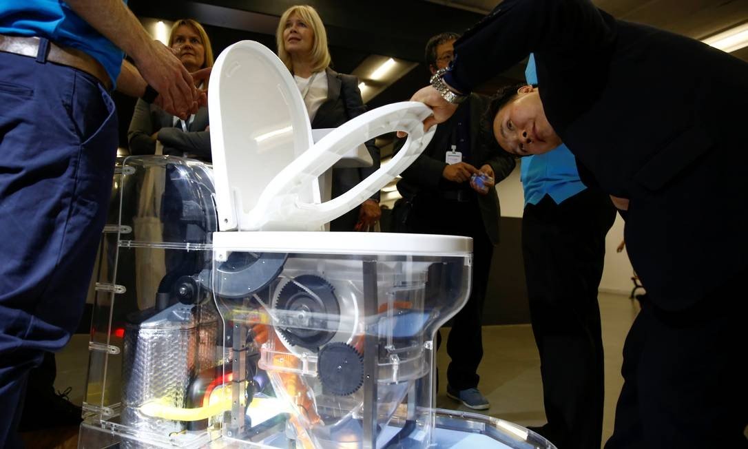 Bill Gates apresenta vaso sanitário que dispensa água