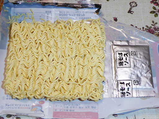 【株式会社ヒガシマル】スパイシー特製ソース付 出店風焼そば《焼きそばパンを食べたい！》