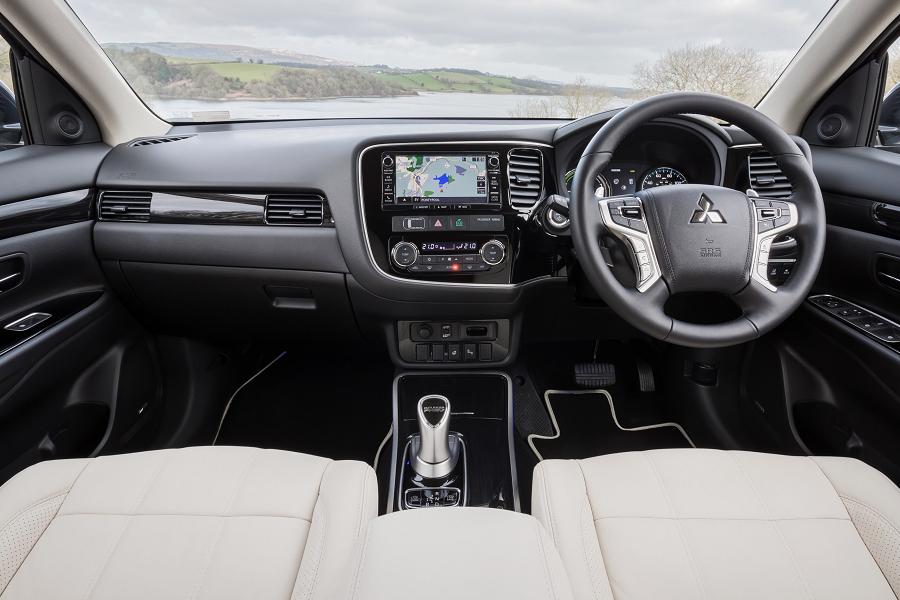 Mitsubishi Outlander PHEV updated for 2017