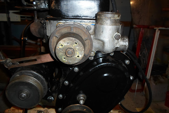 Pompe à eau sur moteur Pompe à eau sur moteur Peugeot 203