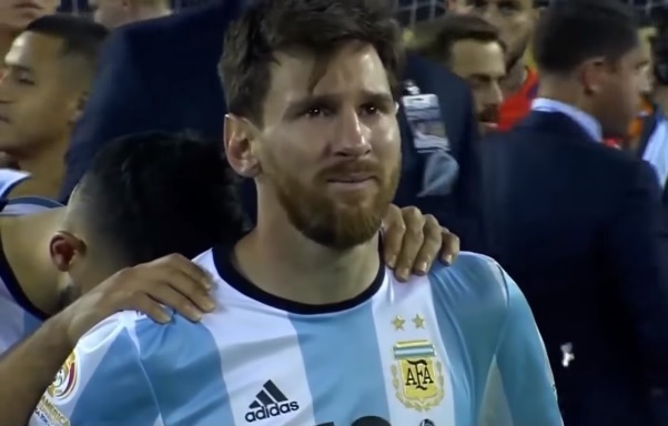 Lionel Messi y su explosión en llanto tras el resultado final. Sergio Aguero, atrás, también trata de encontrar consuelo.