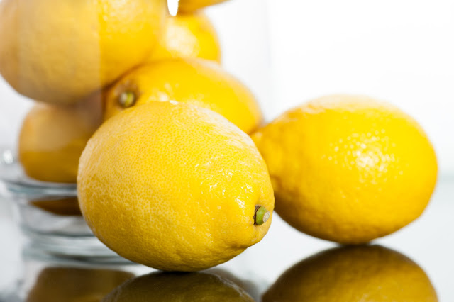 Cómo limpiar tu microondas con limón