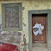 porta pintada no edÃficio degradado