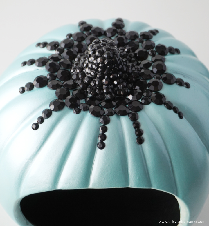 Make a glam Teal Pumpkin Project Treat Bowl filled with allergy-safe goodies to share on Halloween!