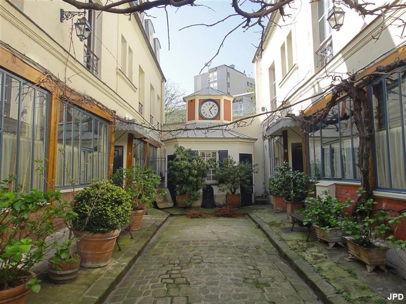 Parisbiseart L'allée de l'horloge 18 rue de Reuilly