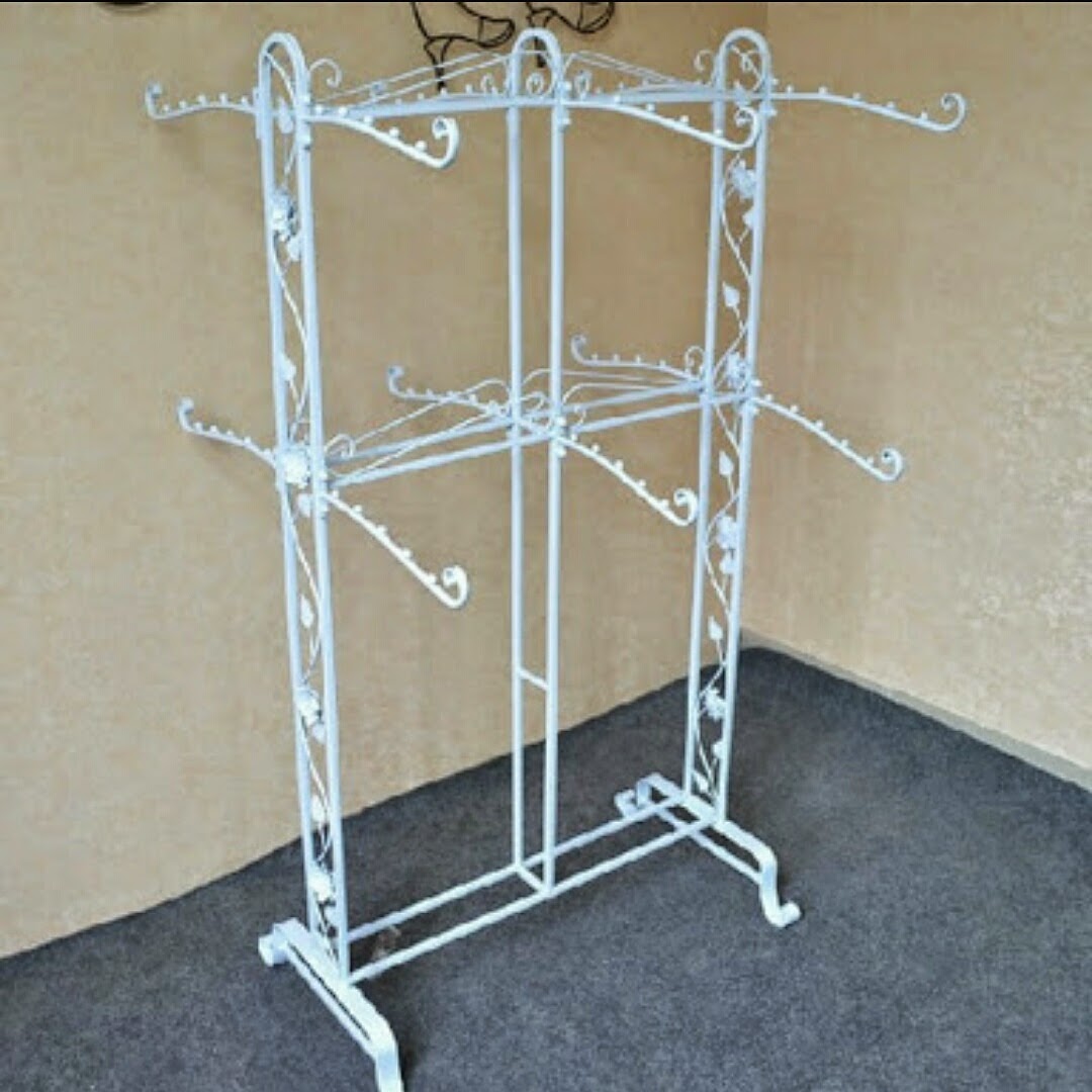 HANGER ZA NGUO....KWA MADUKA YA NGUO.... ILA HATA NYUMBANI...ZINAFAAA...KWA MAHITAJI WASILIANA