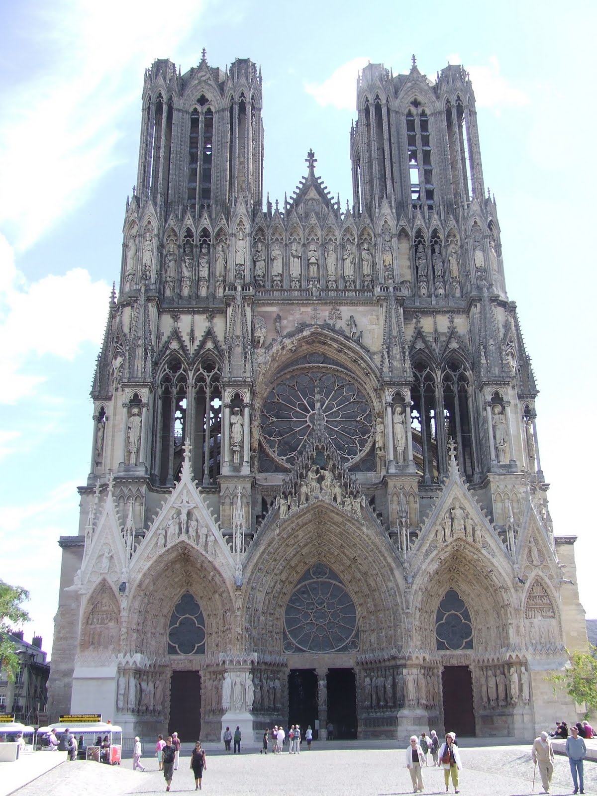 Famous cathedral. Reims Cathedral. Путешествие в Реймс. Путешествие в Реймс на английском.