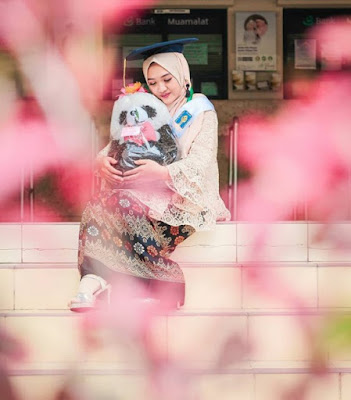 Gambar model hijab wisuda wajah bulat terbaru Gambar model hijab wisuda wajah bulat terbaru