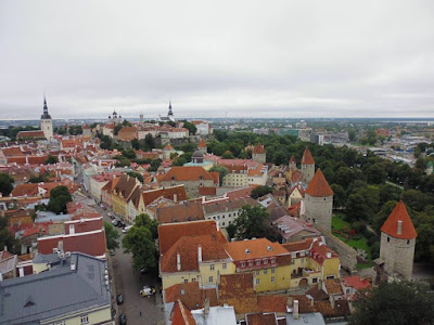 Tallinn entre sus murallas y casas medievales (@mibaulviajero)