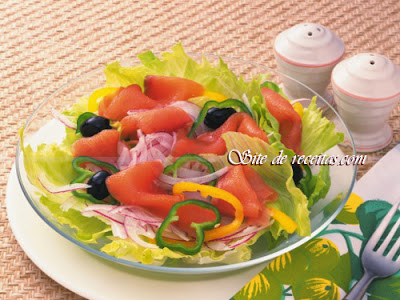 Salada de salmão com pimentões e alface