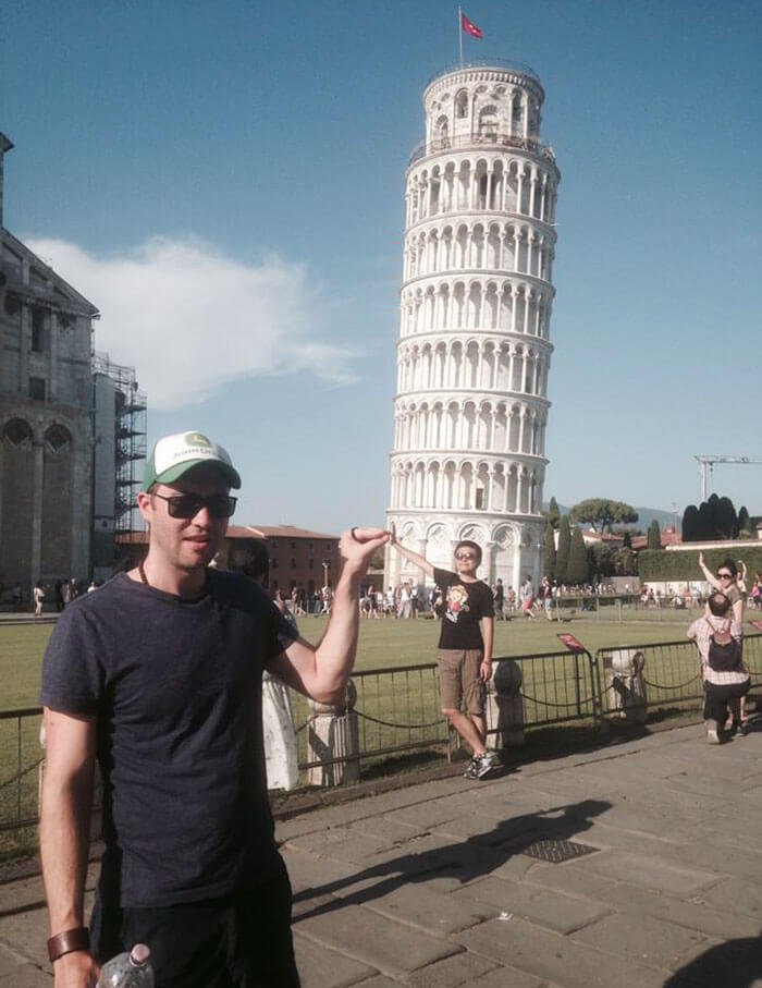 Pisa Kulesinin Yanında Turistleri Trolleyen Adam