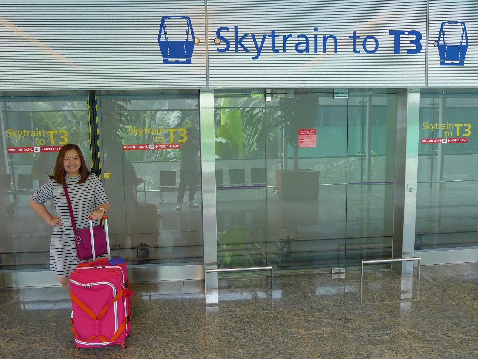 kipling medium suitcase