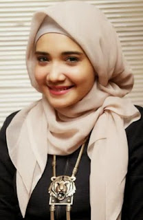 Foto Baju Muslim Casual Karya Desainer Zaskia Sungkar Foto Baju Muslim Casual Karya Desainer