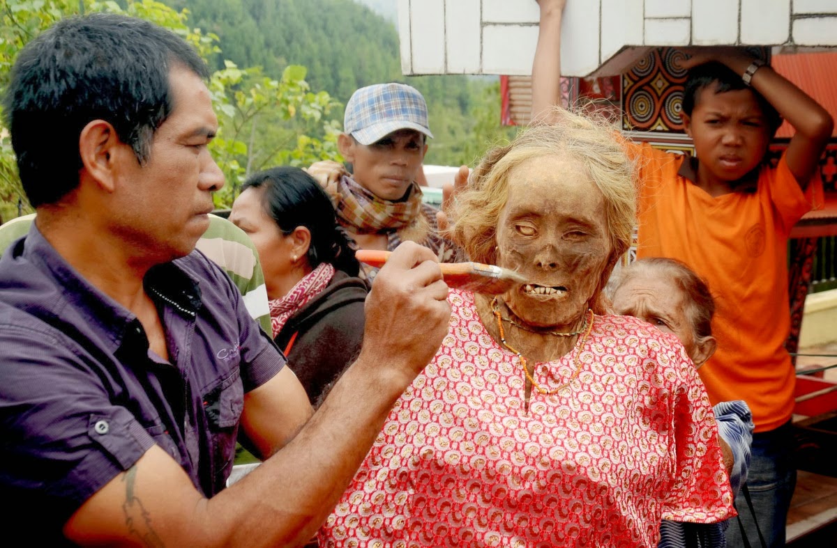 Ritual Membangkitkan Mayat di Toraja