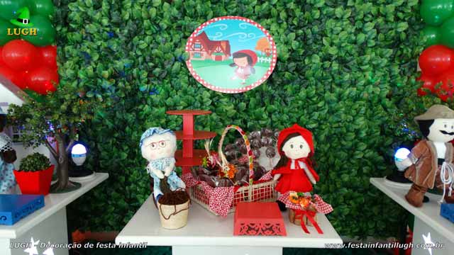 Mesa temática Chapeuzinho Vermelho Mesa decorada tema Chapeuzinho Vermelho - Festa de aniversário infantil