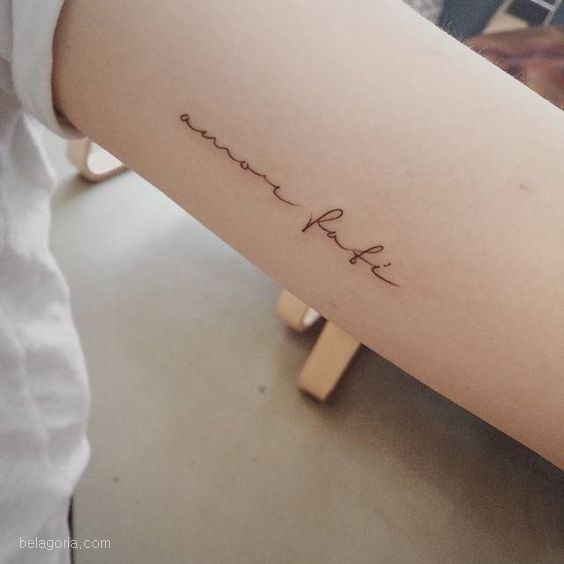 tatuaje de frase en latin amore fati