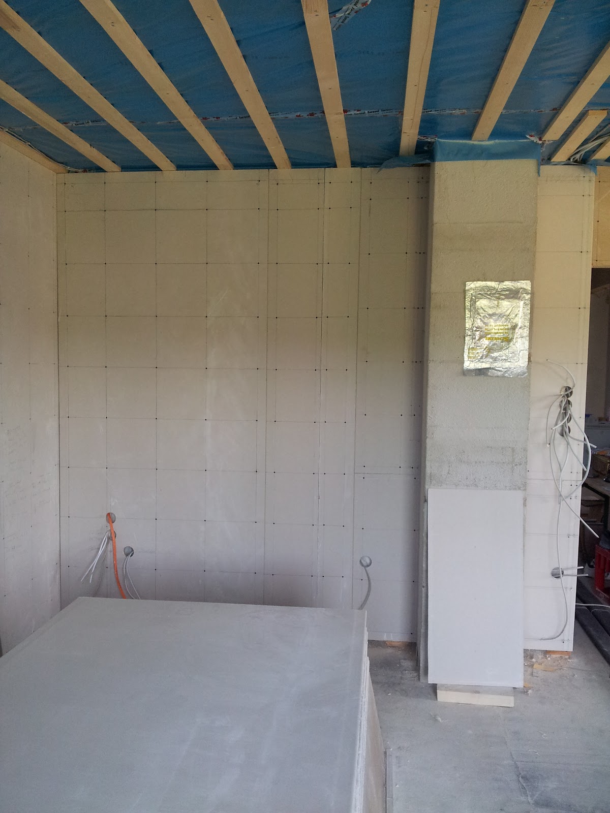 Unser Traum(Pro)Haus: 11.08.+12.08. Wandbeplankung hinter Kamin