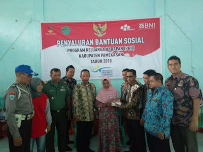 Wabub Pamekasan Salurkan Bantuan Sosial Program Keluarga Harapan