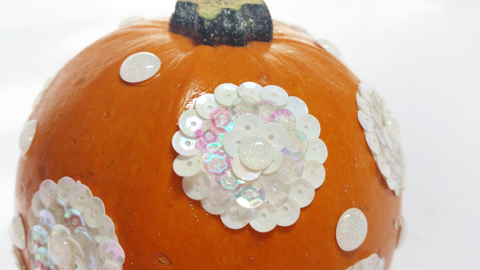 Erin Reed Makes Sequin and Glitter Pumpkins **Beacon & Eyelet Outlet