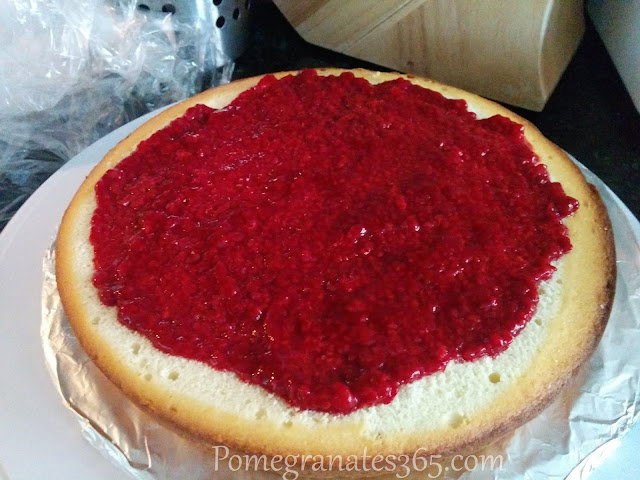Raspberry sauce for filling the cake