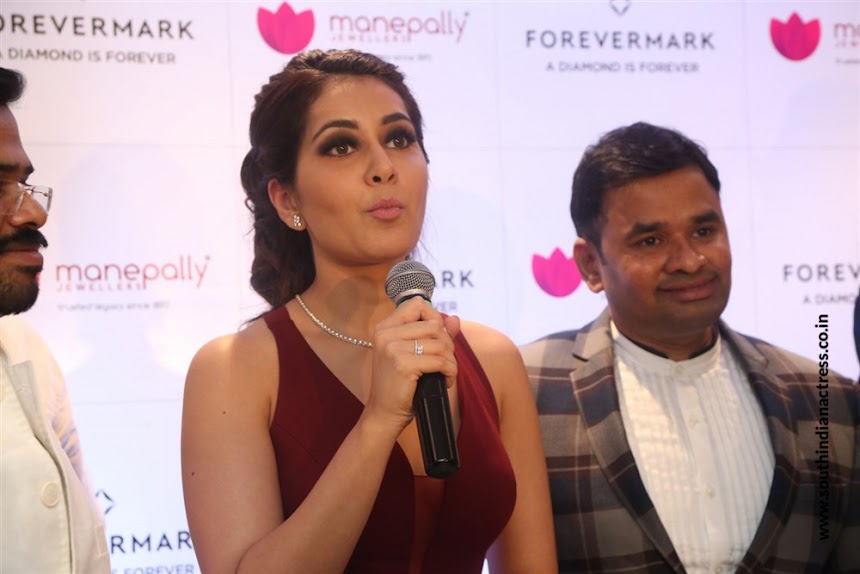 Raashi Khanna launches Forevermark Diamonds at Manepally Jewellers