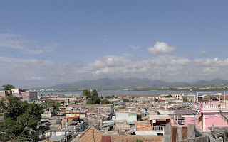 Santiago de Cuba, Balcón de Velázquez, Blick über die Dächer des Tivolí und die Hafenbucht. Santiago de Cuba, Balcón de Velázquez, Blick über die Dächer des Tivolí und die Hafenbucht.