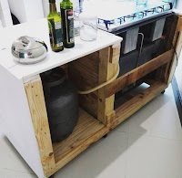 Mueble para cocina hecho con palets de madera reciclados