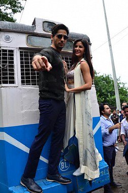 katrina kaif siddarth malhotra promotions in kolkata train katrina kaif siddarth malhotra promotions in kolkata train