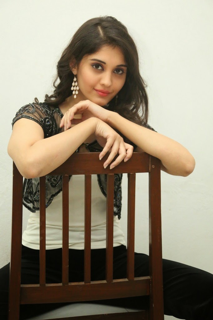 [Image: Actress-Surabhi-Latest-Photos-in-Jeans-a...ext-19.JPG]