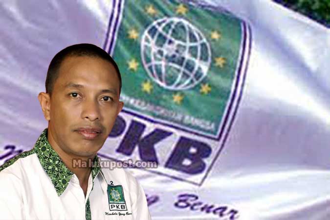 PKB Ambon Buka Pendaftaran Balon Walikota Juli Mendatang Ambon, Maluku Post.com - Hingga saat ini belum ada petunjuk pelaksana (juklak) dari Dewan Pimpinan Pusat (DPP) terkait dibukanya pendaftaran bakal calon (balon) walikota dan wakil walikota Ambon periode 2017 – 2022 sehingga Dewan Pimpinan Cabang (DPC) PKB belum membuka pendaftaran, demikian disampaikan Sekretaris PKB Maluku Asmin Matdoan yang dihubungi di Ambon, Rabu (29/6). Menurut Matdoan, untuk Pembukaan pentahapan pengambilan formulir dan pengembalian formulir bakal calon harus sesuai petunjuk pelaksana yang dikeluarkan oleh DPP, dan hingga kini DPP PKB belum memberikan Juklak bagi DPC kota Ambon. “Untuk Provinsi Maluku, dari lima kabupaten kota yang melaksanakan pemilihan kepala daerah (Pilkada) hanya kota Ambon yang belum memulai tahapan politik, sementara untuk empat kabupaten kota lainya yakni kabupaten Maluku Tengah (Malteng), Buru , Seram Bagian Barat (SBB) dan Maluku Tenggara Barat (MTB) telah selesai dan hanya tinggal menunggu hasil rekomendasi partai,” ungkapnya. Dijelaskan Matdoan, kemungkinan besar proses pendaftaran bakal calon walikota dan wakil walikota Ambon akan dilaksanakan pada pertengahan bulan Juli 2016, mengingat proses di KPU sudah mulai berlangsung pada September 2016 sehingga PKB akan memanfaatkan waktu yang tersedia dengan semaksimal mungkin. “Berhubung dengan adanya momen lebaran, maka sudah pasti proses politik ini kemungkinan akan berlangsung pada pertengahan bulan juli nanti. sekalipun hingga kini DPW PKB Maluku belum mendapat Juklak oleh DPP, tetapi dengan kehadiran tim revitalisasi kepengurusan yang dibentuk oleh DPP makan kemungkinan tersebut dapat direalisasikan,” tandasnya. Matdoan menambahkan, PKB nantinya dalam pemberian rekomendasi akan memprioritaskan kader partai sesuai dengan ketentuan organisasi. Tetapi dengan fakta perolehan suara yang hanya mencapai 2 kursi maka tentunya akan dibutuhkan koalisi agar dapat memenuhi kuota yang dibutuhkan di Kota Ambon serta dengan memperhitungkan kualitas dan kuantitas pasangan bakal calon yang nantinya akan mendaftarkan diri sebagai bakal calon walikota dan wakil walikota di DPC PKB Kota Ambon. (MP-8)
