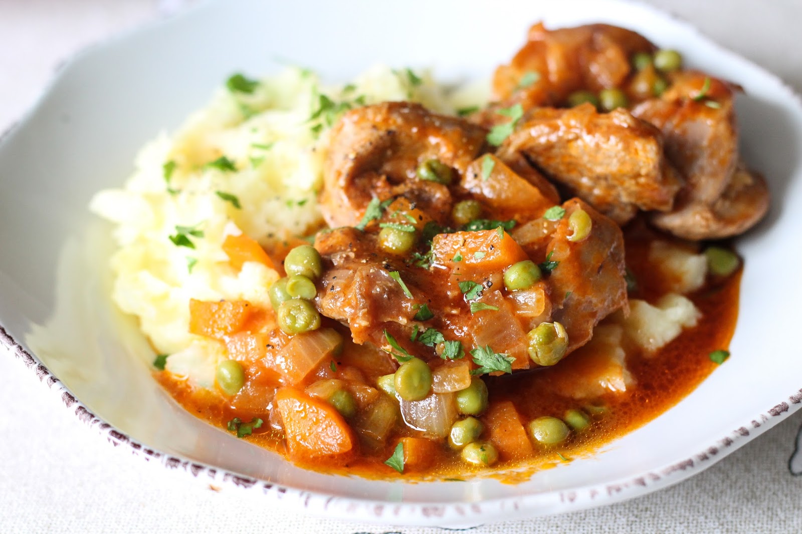 картофельное пюре с горошком. тушеный картофель с нутом. бедро индейки с горохом и картошкой. зелёный горошек с индейкой. фрикассе с зеленым горошком.
