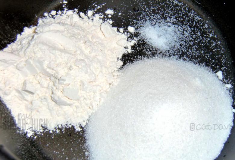 мука дрожжи соль. мука соль и оливковое масло. продукты для приготовления слоеного теста. Sugar water flour salt. ингредиенты для слоеного теста.