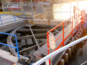 Funky lock gate at Cape Harbour. We had 6 whole inches on either side!