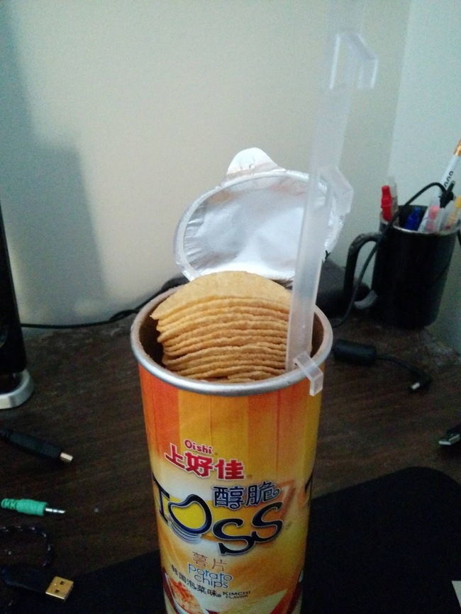 30 Insanely Clever Innovations That Need To Be Everywhere Already - Device to lift the Pringles up.
