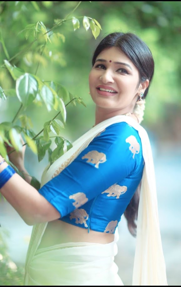 Anjena Kirti in saree photos