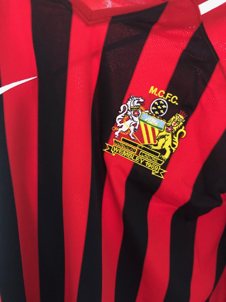 man city red and black kit