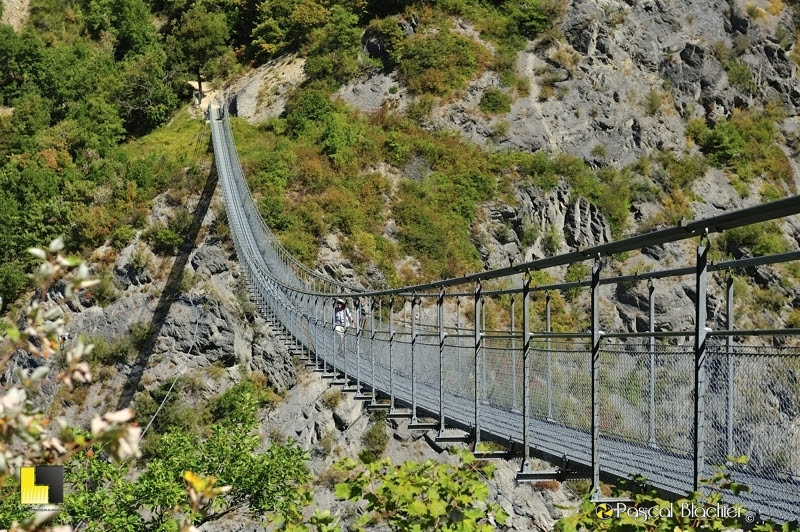 guillaume schramme traverse la passerelle himalayenne du drac photo Pascal Blachier