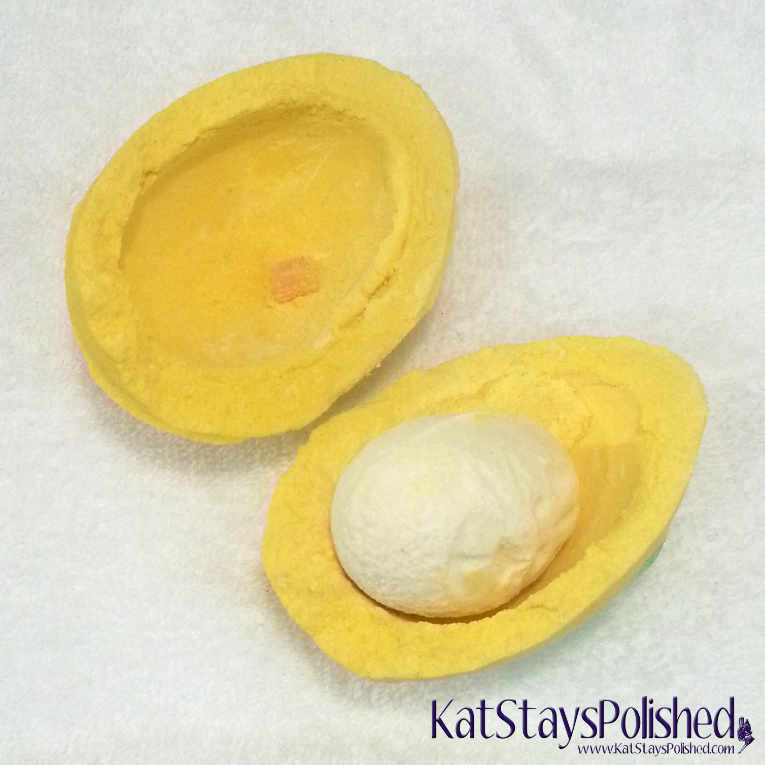 LUSH: Easter/Spring 2014 - Immaculate Eggception Bath Bomb - Inside | Kat Stays Polished